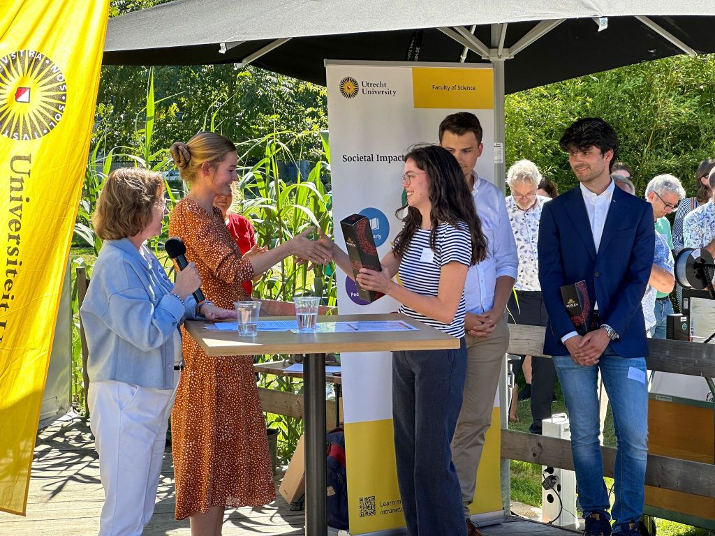 MSc student Karen van de Akker receives the second price for the GSNS Thesis&nbsp;Award